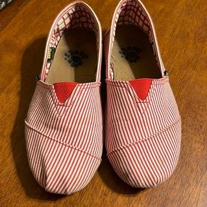 Dawgs slip on cloth shoes size 7